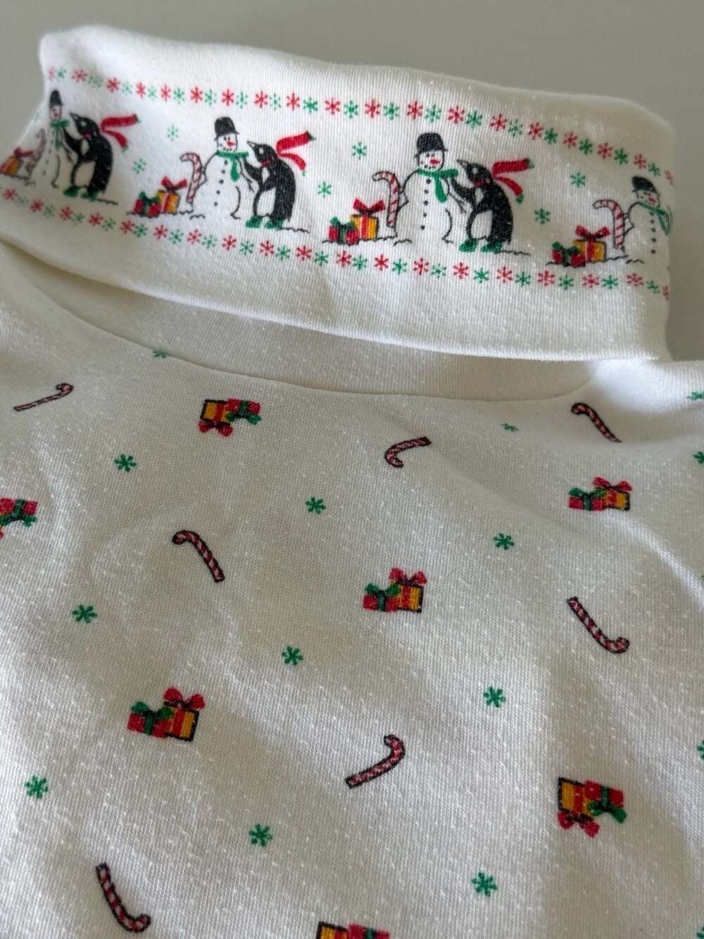 Vintage Christmas Print Turtleneck Med Chic 90's Penguin candy cane